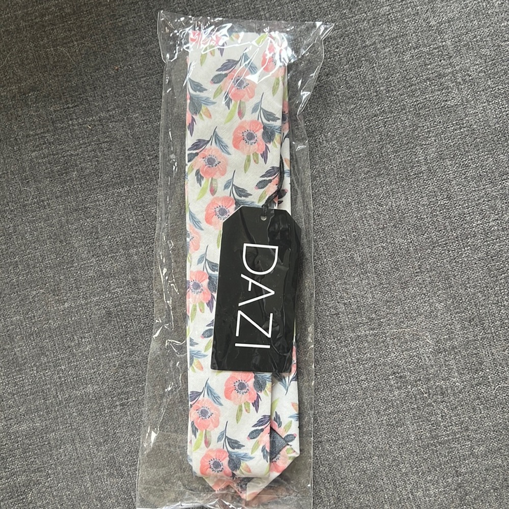NWT- Unopened Dazi Magnolia floral neck tie